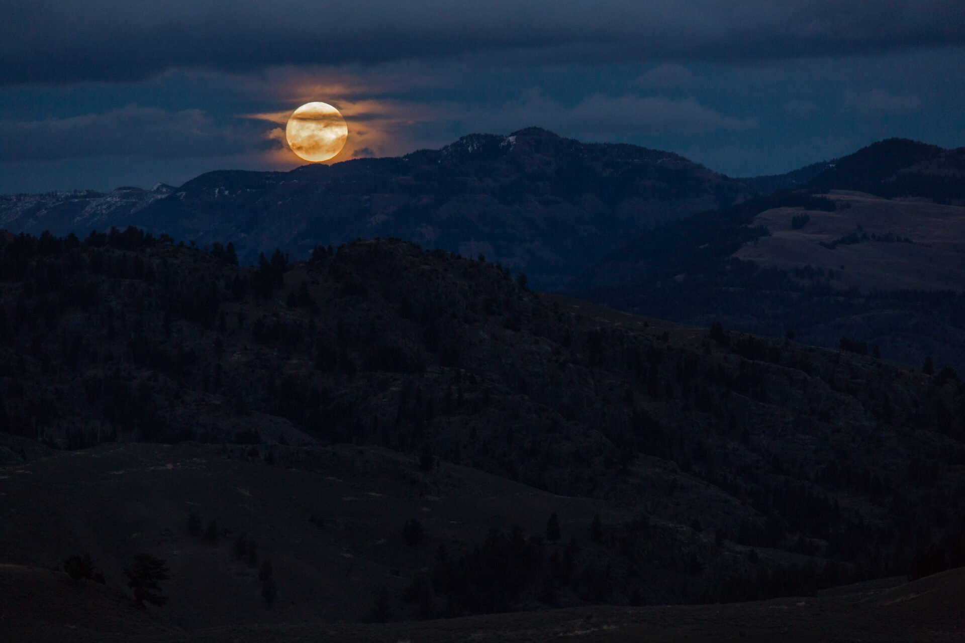 SUPERMOON-RISE-OVER-PLEASANT-VALLEY-YELLOWSTONE-NPS-JACOB-FRANK